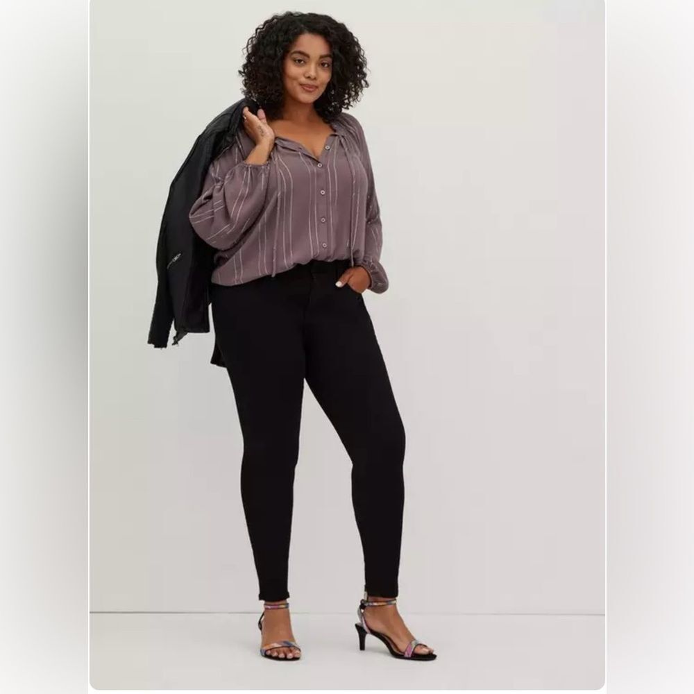 EUC Torrid Crinkle Gauze w/ Lurex Peasant Blouse - Size 3 - Grey